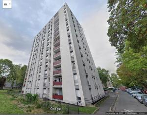a tall white building on a street at L Échappée Bellini - Proche Paris - 15min Airport in Aulnay-sous-Bois