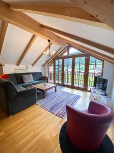 un salon avec un canapé et une table dans l'établissement Isabella 5 by SMR Rauris Apartments - inc Spa and near Gondola, à Rauris