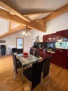 a kitchen and dining room with a table and chairs at Isabella 5 in Rauris