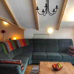 un salon avec un canapé bleu et une table dans l'établissement Isabella 5 by SMR Rauris Apartments - inc Spa and near Gondola, à Rauris