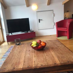 - un bol de fruits sur une table en bois dans le salon dans l'établissement Isabella 5 by SMR Rauris Apartments - inc Spa and near Gondola, à Rauris