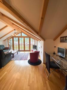 un salon avec un canapé et un bureau dans l'établissement Isabella 5 by SMR Rauris Apartments - inc Spa and near Gondola, à Rauris 49 autres photos