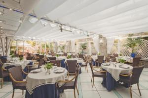 A restaurant or other place to eat at Central Park Terme