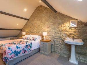 Ένα ή περισσότερα κρεβάτια σε δωμάτιο στο 4 Bed in Melbury Abbas 48814