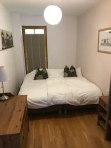 ラウリスにあるMartina 6 by SMR Rauris Apartments - inc Spa and near Gondolaのベッドルーム1室(白いベッド1台、枕2つ付)