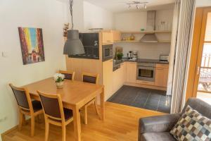 Una cocina o cocineta en Manuela 13 by SMR Rauris Apartments - inc Spa and near Gondola
