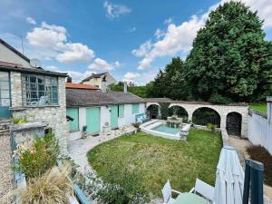 einen Hinterhof eines Hauses mit Pool in der Unterkunft Magnifique Maison dartiste La Maison Aerts in Reims