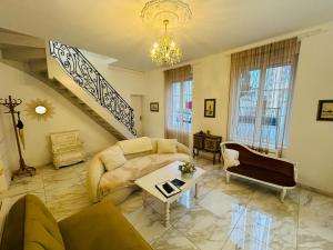 ein Wohnzimmer mit Sofa und Tisch in der Unterkunft Magnifique Maison dartiste La Maison Aerts in Reims