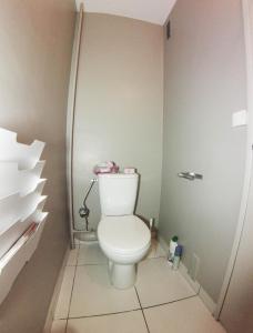 ein Badezimmer mit einer weißen Toilette in einem Zimmer in der Unterkunft F3 - Guerin Locations Biarritz in Biarritz + 20 Fotos
