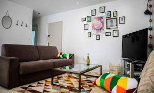 sala de estar con sofá y mesa de centro en F3 - Guerin Locations Biarritz, en Biarritz