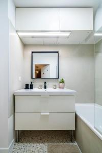 a bathroom with a sink and a mirror at Brown Derby Magic Stay near Disneyland in Bailly-Romainvilliers