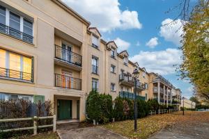 a row of apartment buildings on a street at Brown Derby Magic Stay near Disneyland in Bailly-Romainvilliers