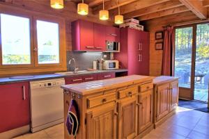 O bucătărie sau chicinetă la CASA-Forêt Blanche splendid chalet 13p