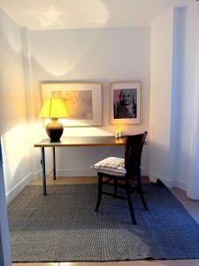 einen Schreibtisch mit einer Lampe und einem Stuhl in einem Zimmer in der Unterkunft Perfect getaway house 50m from Tamariu Beach -TF in Tamariu + 29 Fotos