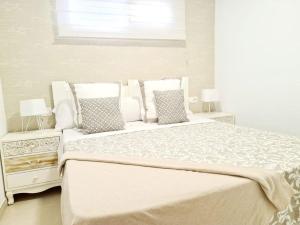 A bed or beds in a room at Apartamento Moderno y con Estilo en La Carihuela Még 5 kép
