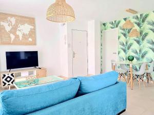 A television and/or entertainment centre at Apartamento Moderno y con Estilo en La Carihuela