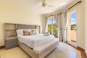 Postel nebo postele na pokoji v ubytování Spacious 3 BED Home in La Quinta Golf- Marbella