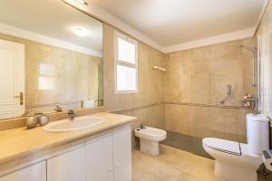 Koupelna v ubytování Spacious 3 BED Home in La Quinta Golf- Marbella