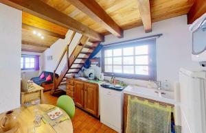 Kuchyň nebo kuchyňský kout v ubytování CASA-La Lorraine lovely studio in a chalet St-Véran 4p