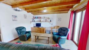 TV a/nebo společenská místnost v ubytování Casa-La Carotto Appartement pour 6 dans chalet