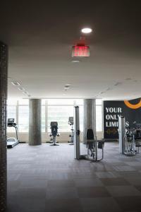 una palestra con sedie e un cartello che dice il tuo unico limite di Pool View Downtown Near Stadiums a Houston