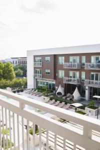 una vista dal balcone di un edificio con sedie e tavoli di Pool View Downtown Near Stadiums a Houston