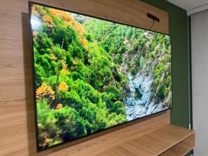 a television screen with a picture of a forest at Descanso cafetero 110 in Circasia