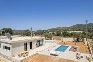 una casa con una piscina encima en Villa Zen, en Alikianós