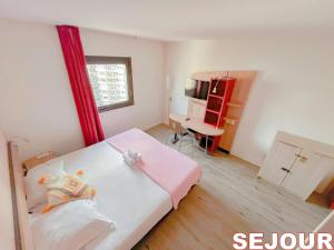 a bedroom with a bed and a desk in it at 5 min de Paris 10 min du Zénith et Grande Halle in Pantin