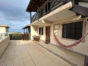 Un balcón de una casa con vista al mar. en Casa em frente a Praia das Dunas, Cabo Frio - RJ, en Cabo Frío