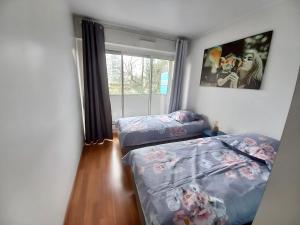 a bedroom with two beds and a window at Grand 4 pièces +espace bureau à 20 min Paris ! in Créteil