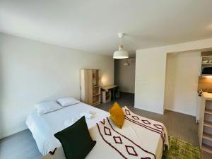 Postel nebo postele na pokoji v ubytování We Live In R - Suite 102 + 3 fotografie