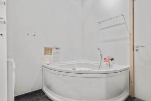 a white bath tub in a white room at 342-Hvide-Sande-Anker-Eskildsens-Vej-3-D in Hvide Sande +33 photos