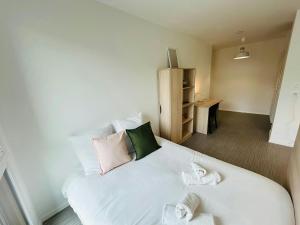 Postel nebo postele na pokoji v ubytování We Live In R - Suite 303