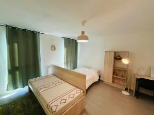 Postel nebo postele na pokoji v ubytování We Live In R - Suite 303 + 2 fotografie