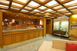 プレ・サン・ディディエにあるhost privato Residence Universoの花のカウンター付きの広い客室です。