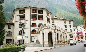 プレ・サン・ディディエにあるhost privato Residence Universoの通り沿いにある大きな白い建物