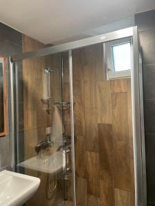 Bilik mandi di NovAS Apartment