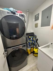 una televisione seduta sopra una macchina in una stanza di Departamento Lujoso #1504 en Karibao Resort Town a Playas Altre 17 foto