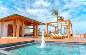 una piscina con fontana di fronte a una casa di Departamento Lujoso #1504 en Karibao Resort Town a Playas