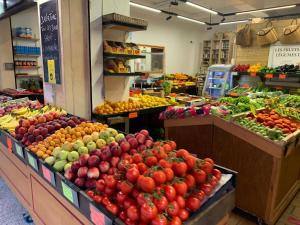 Supermarket nebo jiné obchody v  apartmánu nebo okolí