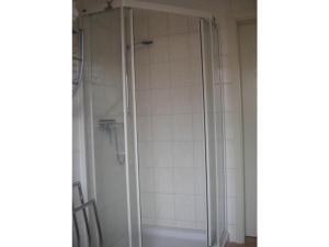 eine Dusche im Bad mit weißen Fliesen in der Unterkunft Apartment at the Knappensee in Groß Särchen in Neufriedersdorf