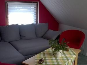 Ein Sitzbereich in der Unterkunft Apartment at the Knappensee in Groß Särchen