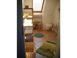 ein kleines Badezimmer mit Toilette und Waschbecken in der Unterkunft Apartment at the Knappensee in Groß Särchen in Neufriedersdorf
