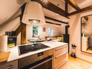 Kurort BärenburgにあるHoliday apartment Ahornspitzeのキッチン(コンロ付)