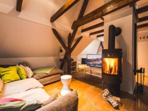 Kurort BärenburgにあるHoliday apartment Ahornspitzeの暖炉とテレビのあるリビングルーム