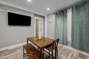 Et tv og/eller underholdning på Cozy & Chic Apt King Bed -Free Parking