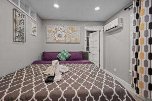 En eller flere senge i et værelse på Cozy & Chic Apt King Bed -Free Parking