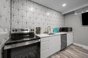 Køkken eller tekøkken på Cozy & Chic Apt King Bed -Free Parking