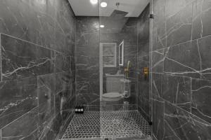 Et badeværelse på Cozy & Chic Apt King Bed -Free Parking + 18 billeder